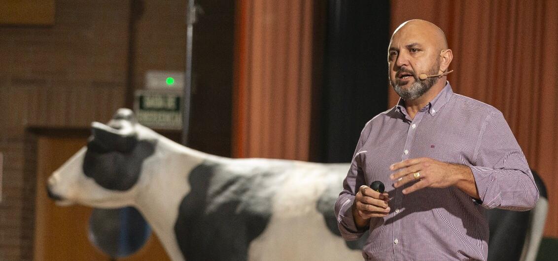 Gestión emocional para la mejora del bienestar laboral, el rendimiento y la rentabilidad de las ganaderías de vacuno de leche